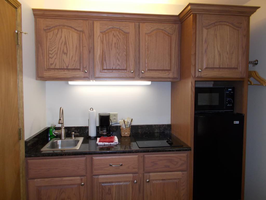 Shepherd Mountain Inn & Suites Pilot Knob Room photo
