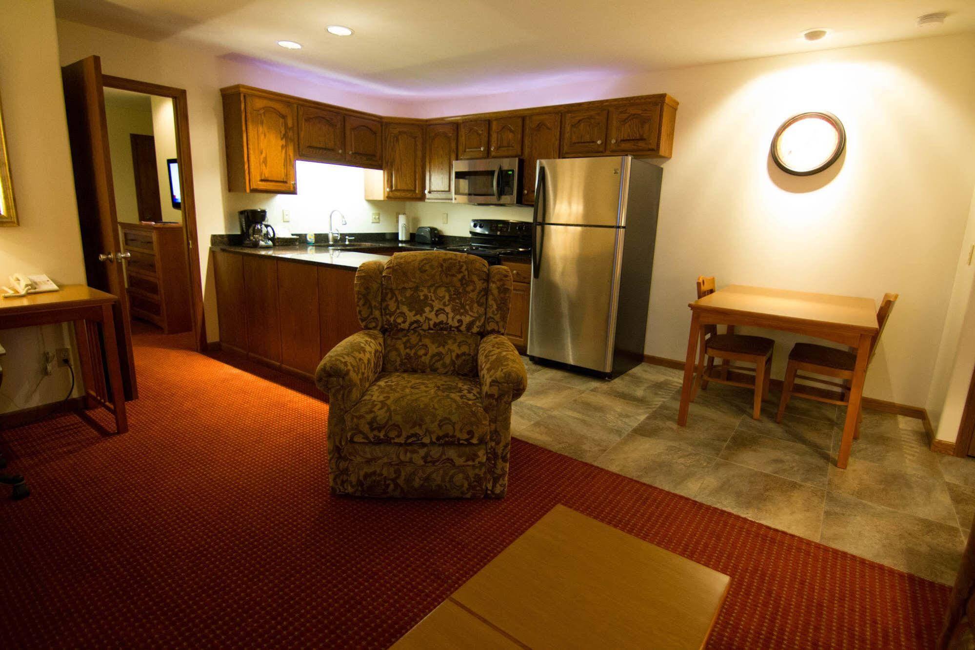 Shepherd Mountain Inn & Suites Pilot Knob Exterior photo