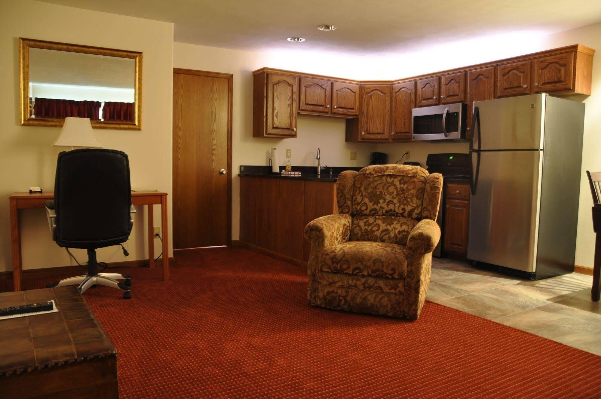 Shepherd Mountain Inn & Suites Pilot Knob Exterior photo